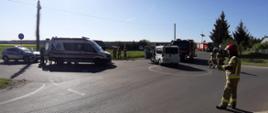 Na zdjęciu widać pojazdy służba ratunkowych oraz auto dostawcze biorące udział w zdarzeniu 