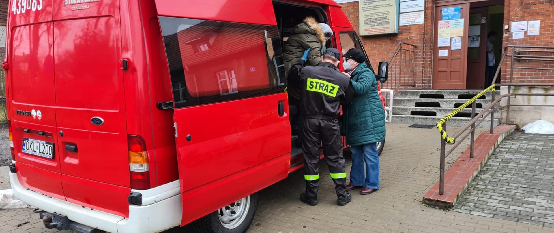 Strażacy z miasta i powiatu kluczborskiego wspomagają Narodowy Program Szczepień