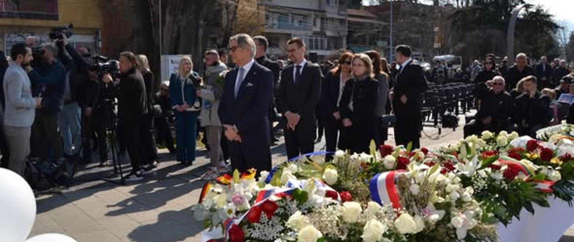 Chargé d’affaires a.i. Mariusz Brymora podczas uroczystości upamiętniających ofiary w Kočani,