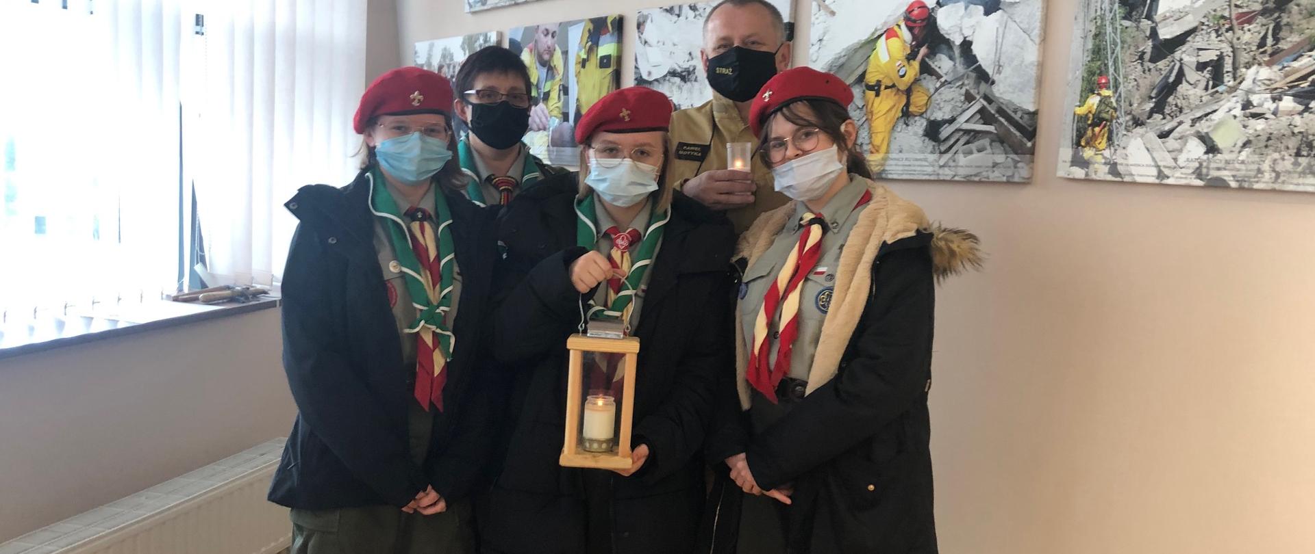 Harcerze ze światełkiem w biurze Z-cy Komendatna