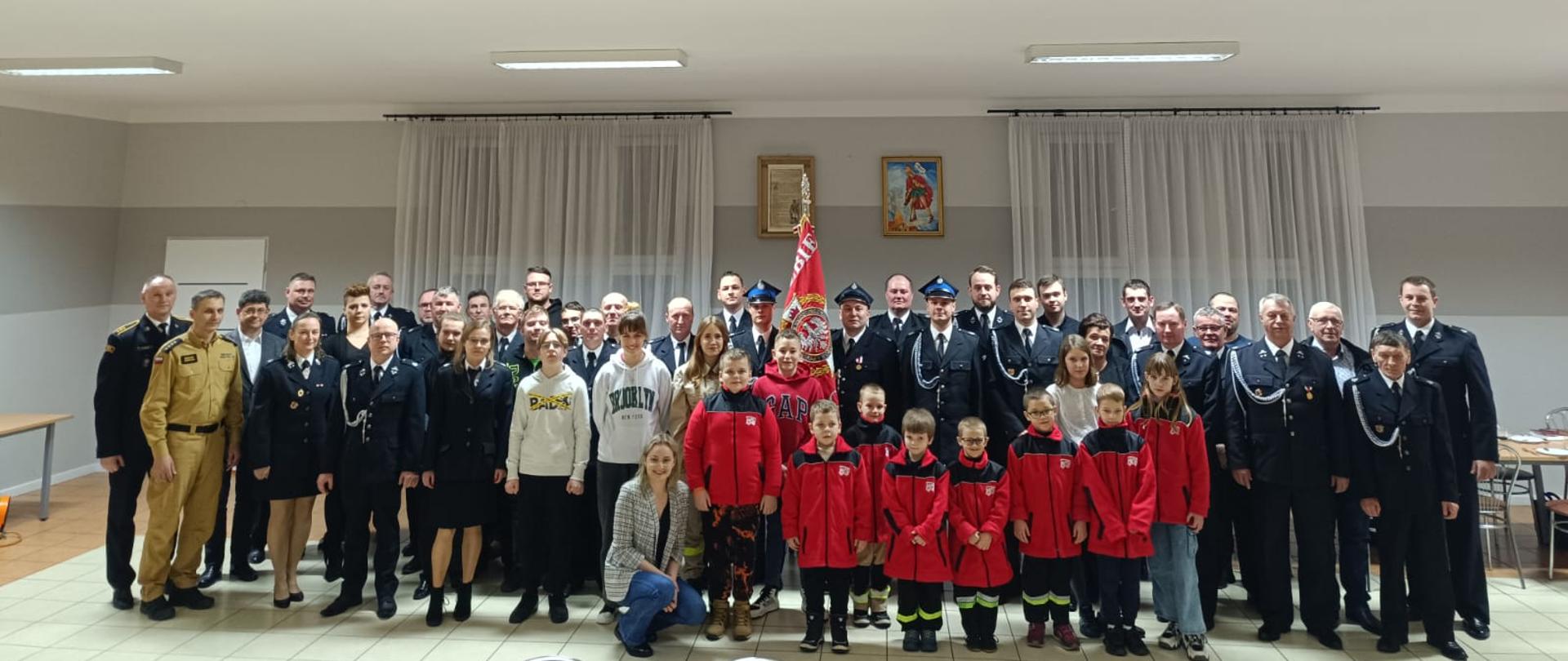 Zdjęcie grupowe strażaków i gości uczestniczących w zebraniu walnym OSP Wierzchy-Leszczyca
