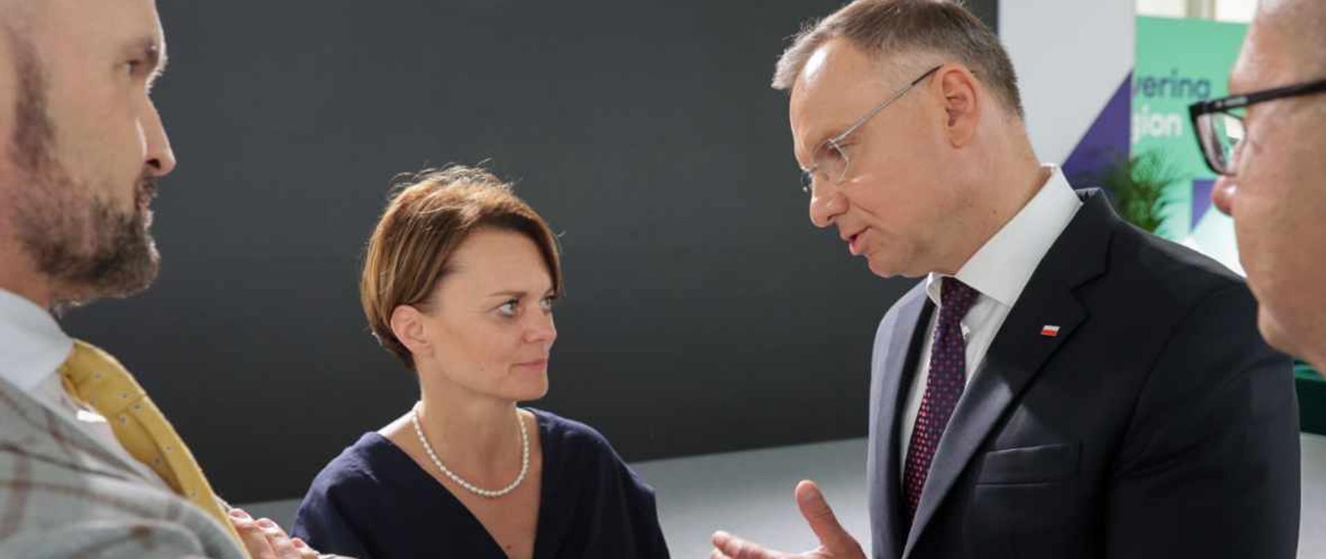 Pełnomocnik rządu Jadwiga Emilewicz rozmawia z Prezydentem RP Andrzejem Dudą 