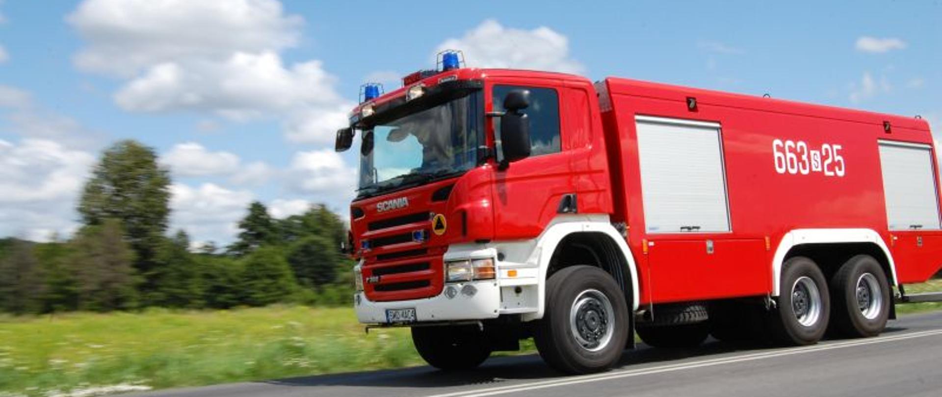 Zdjęcie przedstawia samochód pożarniczy 