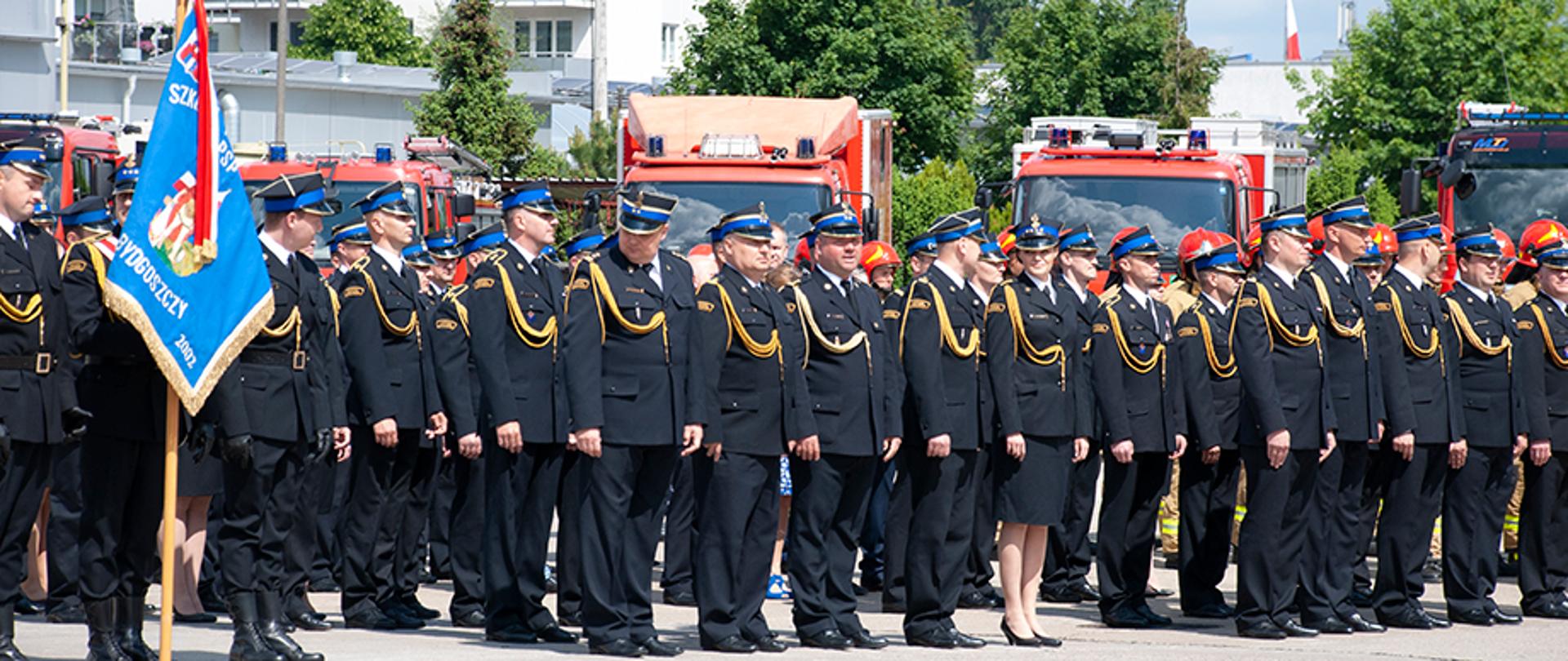 Pododziały szkoły w trakcie uroczystości