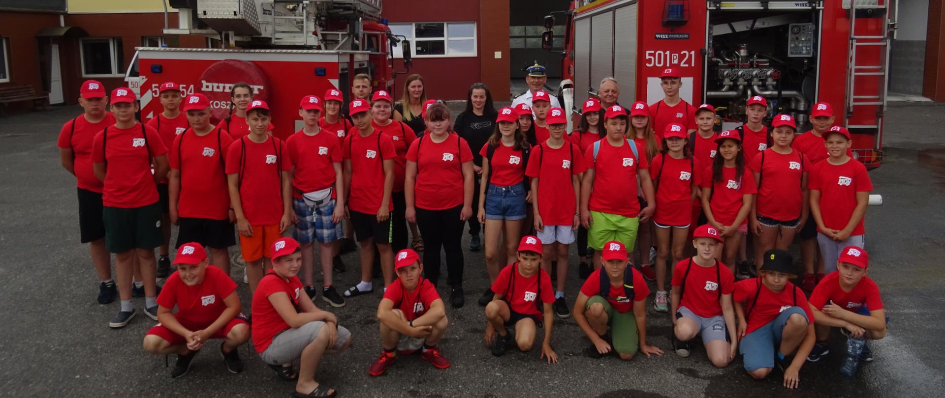 Zdjęcie grupowe przed siedzibą Komendy Powiatowej PSP.