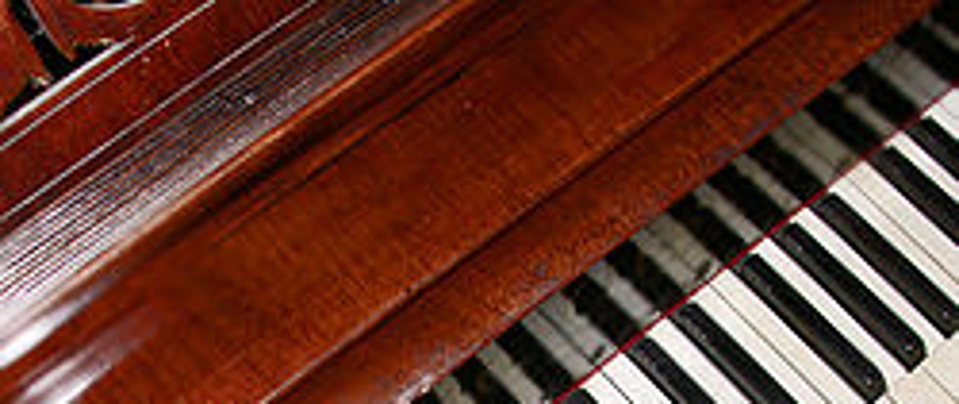 250px-Piano_-_actress_Klari_Tolnay_Hungary,_Mohora