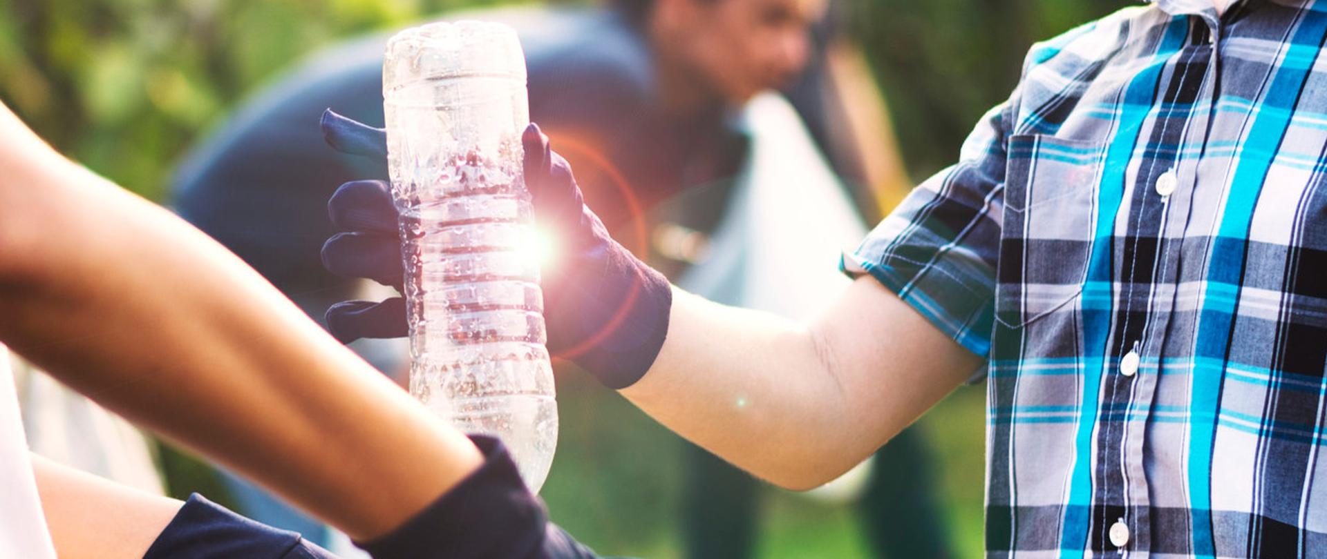 Butelka wrzucana do worka na śmieci