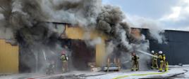 Pożar w magazynie materiałów budowlanych