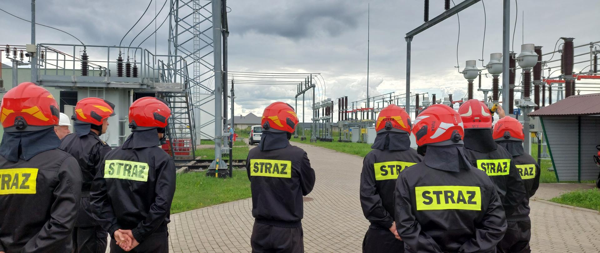 Na zdjęciu widoczni strażacy podczas szkolenia 