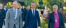 od lewej: Marcin Kuchciński Marszałek Województwa Warmińsko-Mazurskiego, Mateusz Szauer Wicewojewoda Warmińsko-Mazurski, Paweł Hause Biskup Diecezji Mazurskiej Kościoła Ewangelicko-Augsburskiego.