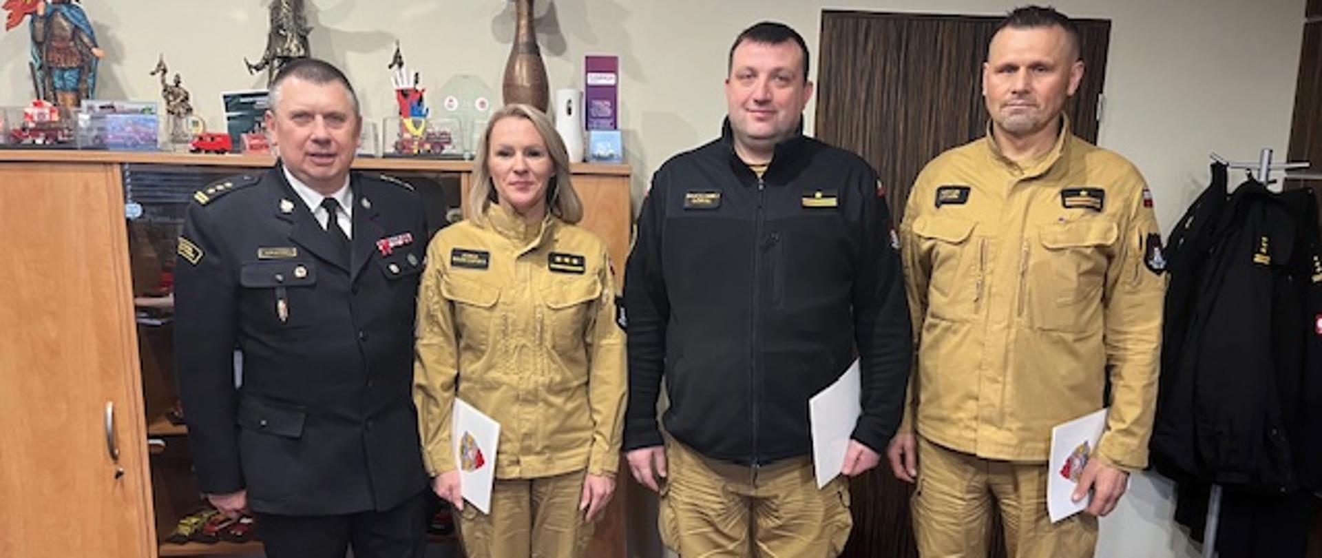 Wręczenie decyzji personalnych w związku z otrzymanymi nagrodami Zachodniopomorskiego Komendanta Wojewódzkiego przez Komendanta Miejskiego PSP