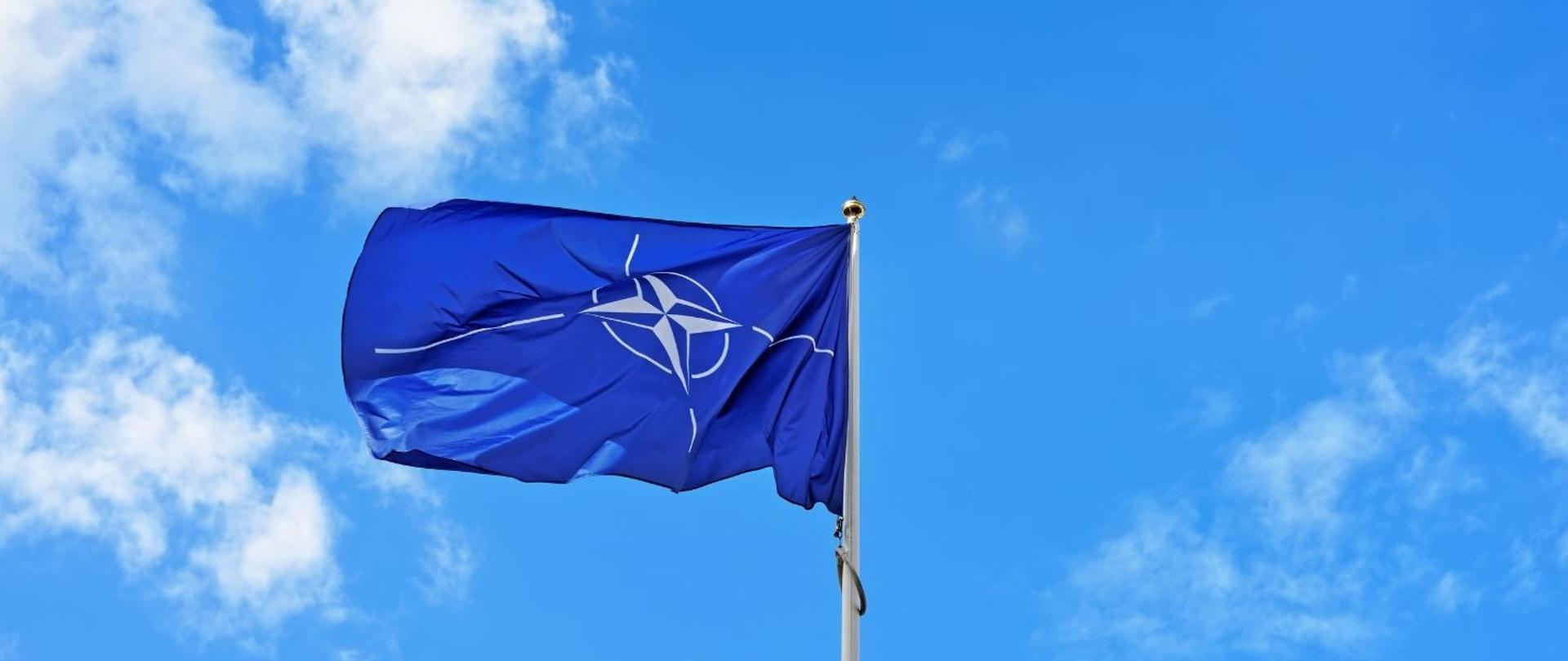 Zdjęcie przedstawiające flagę NATO