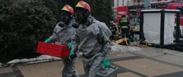 strażacy przygotowują sprzęt chemiczny do działań 
