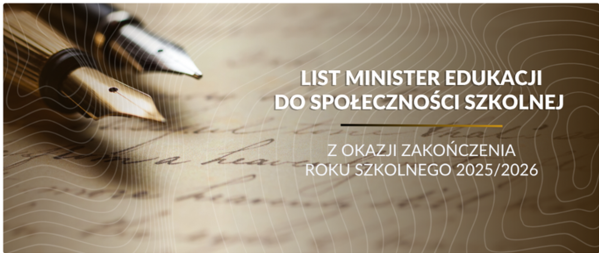 Grafika przedstawiająca zbliżenie stalówki pióra wiecznego piszącego po kartce papieru. Po prawej stronie umieszczono napis: „List z okazji Święta Kuratorskiej Służby Sądowej Okręgu Szczecińskiego”. Tło utrzymane jest w ciepłych, beżowo-brązowych odcieniach z subtelnym dekoracyjnym wzorem linii.