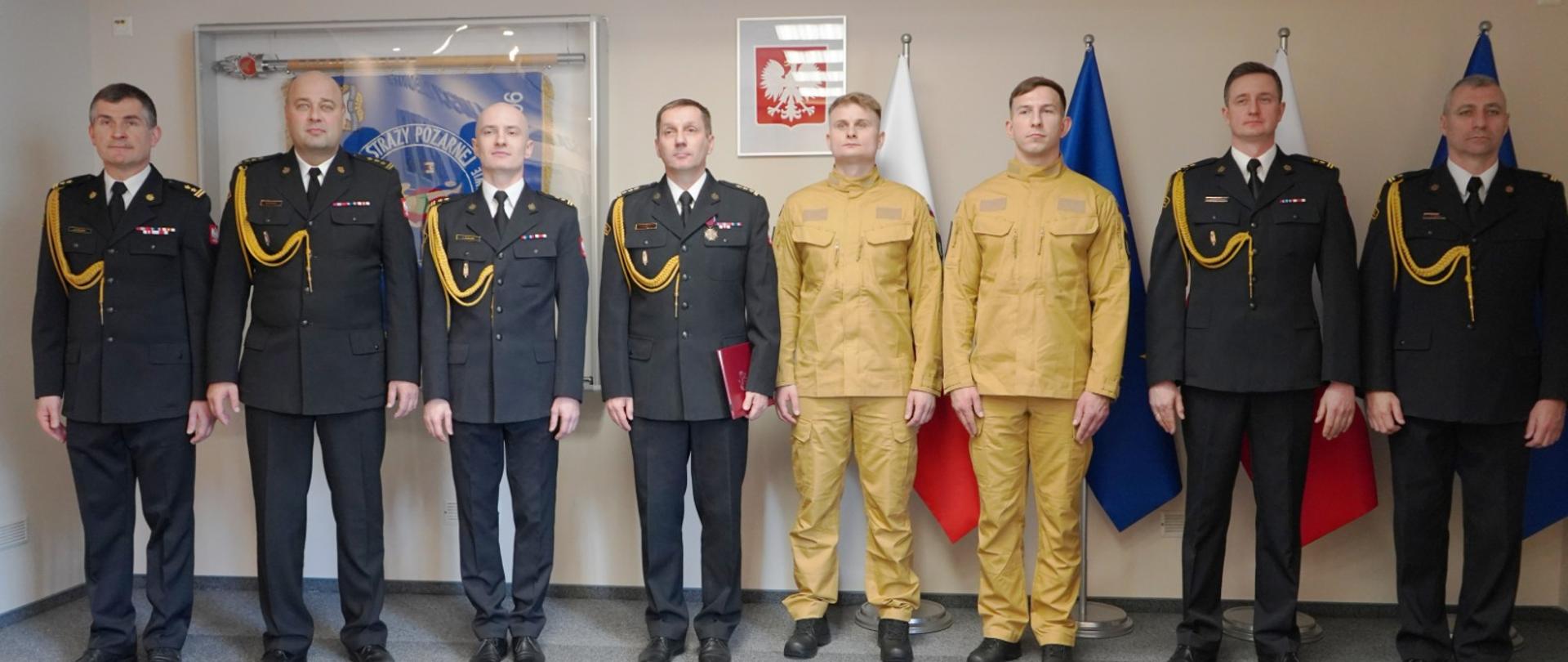 Nowo mianowani funkcjonariusze podczas oficjalnego ślubowania. Na zdjęciu Komendant wraz z Zastępcami oraz z kierownikami komórek organizacyjnych.