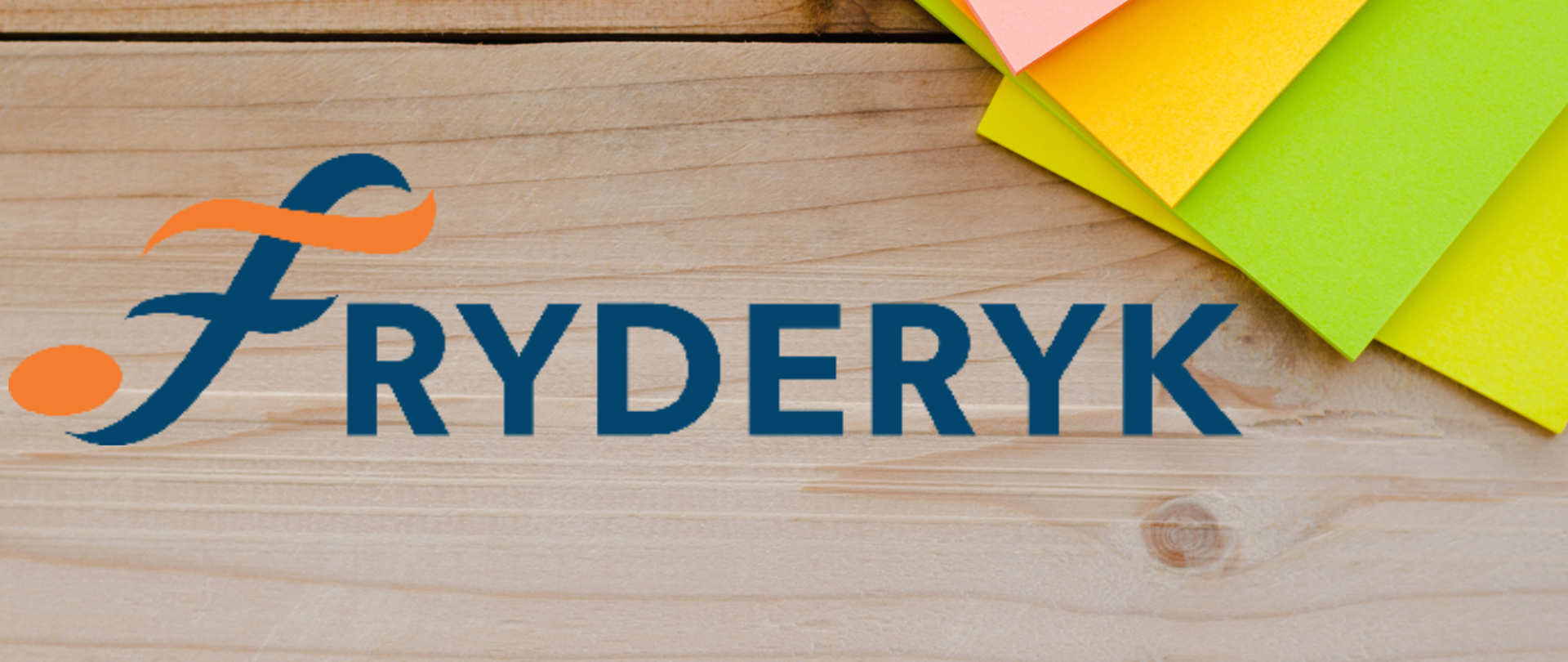 Na tle drewnianej deski tekst w kolorze niebieskim "Fryderyk", w prawym górnym rogu kolorowe karteczki.