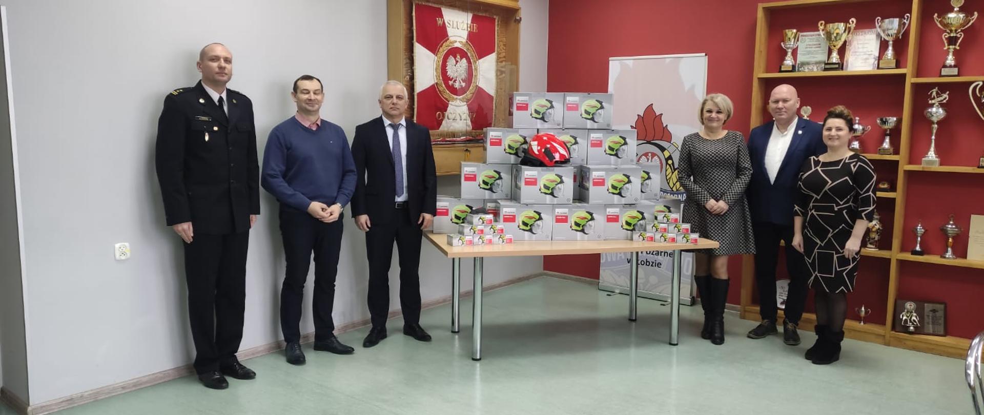 Na zdjęciu znajduje się Komendant PSP w Łobzie wraz z przedstawicielami Powiatu Łobeskiego oraz Gminy Łobez i Resko