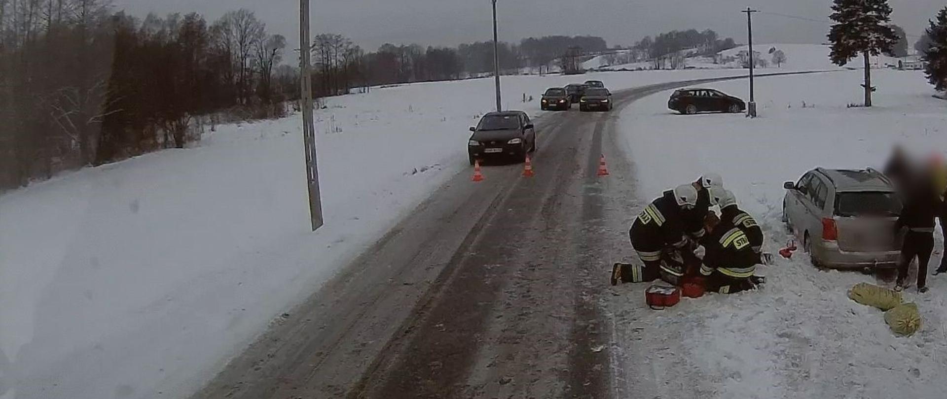 Skuteczna pomoc nieprzytomnemu kierowcy udzielona przez strażaków z Wieprza.