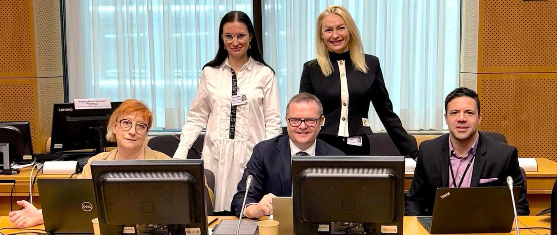 Przedstawiciele Ministerstwa Aktywów Państwowych siedzą za biurkiem z komputerami.