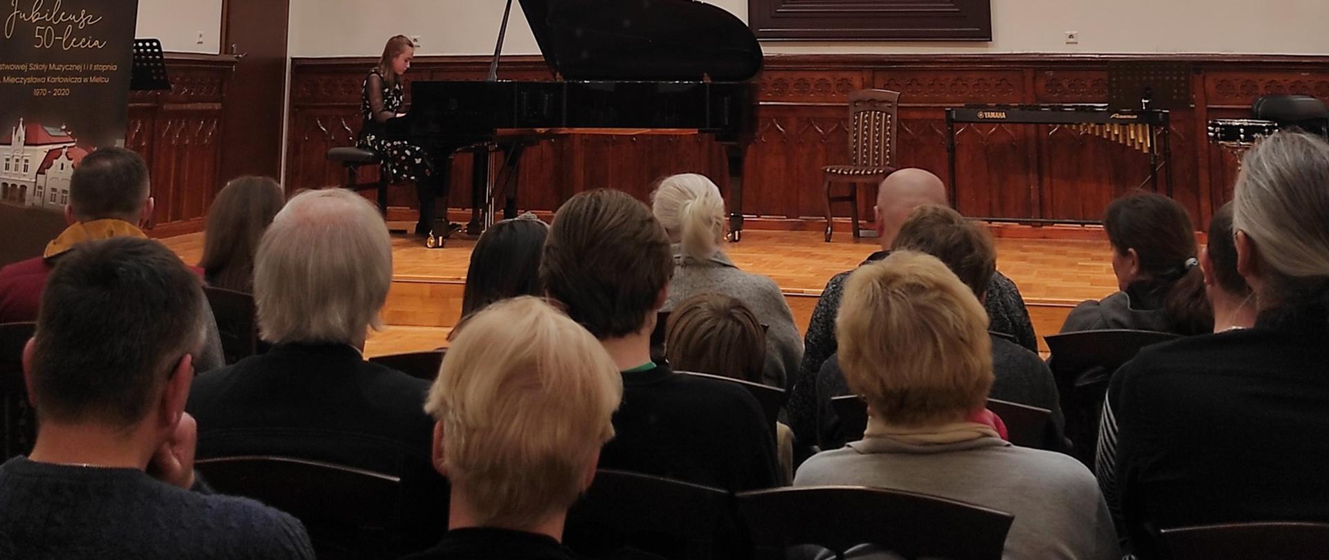 publiczność i pianistka z klasy IV cyklu 6-letniego podczas koncertu klasowego