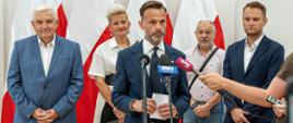 Wojewoda podlaski Jacek Brzozowski wypowiada się na konferencji prasowej w Podlaskim Kuratorium Oświaty