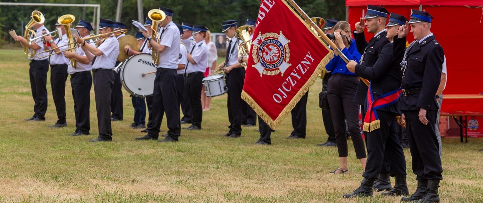 Prezentacja sztandaru po odznaczeniu. 
