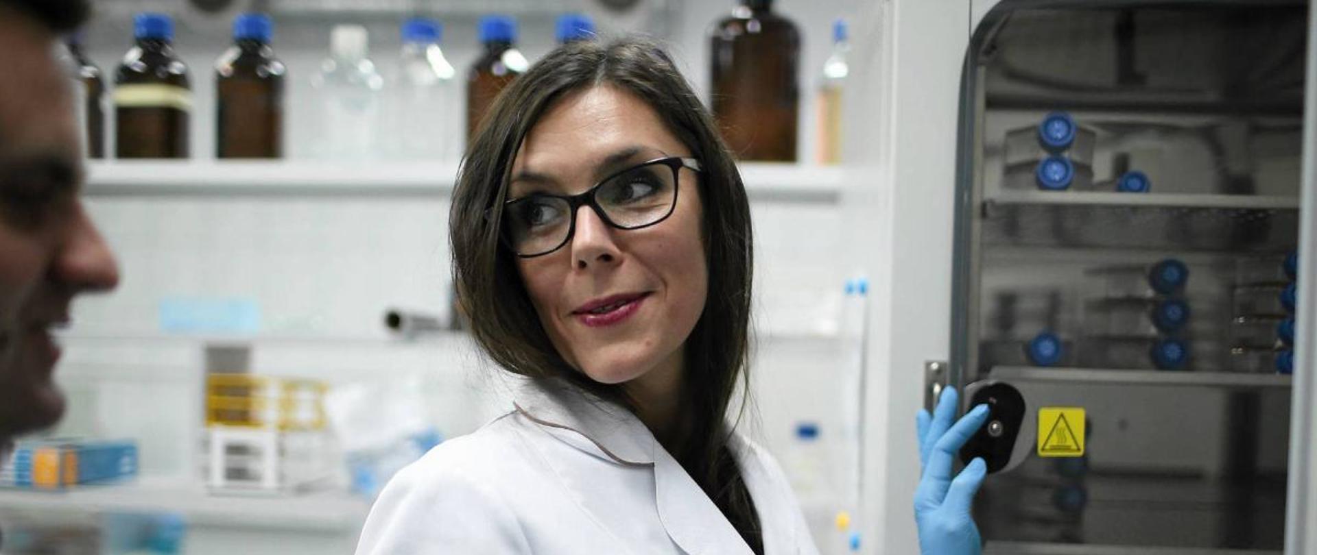 Prof. Król w laboratorium, rozmawia z kimś spoza kadru.