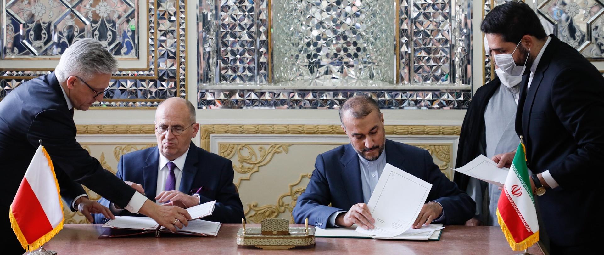 Podpisanie Umowy między Rządem Rzeczypospolitej Polskiej a Rządem Islamskiej Republiki Iranu o współpracy w dziedzinie kultury, edukacji, nauki, sportu, młodzieży i środków masowego przekazu przez szefów dyplomacji Polski i Iranu