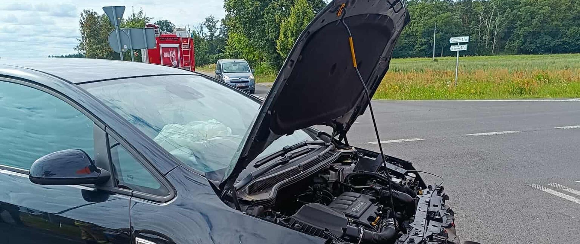 Samochód z uszkodzonym przodem znajduje się na drodze