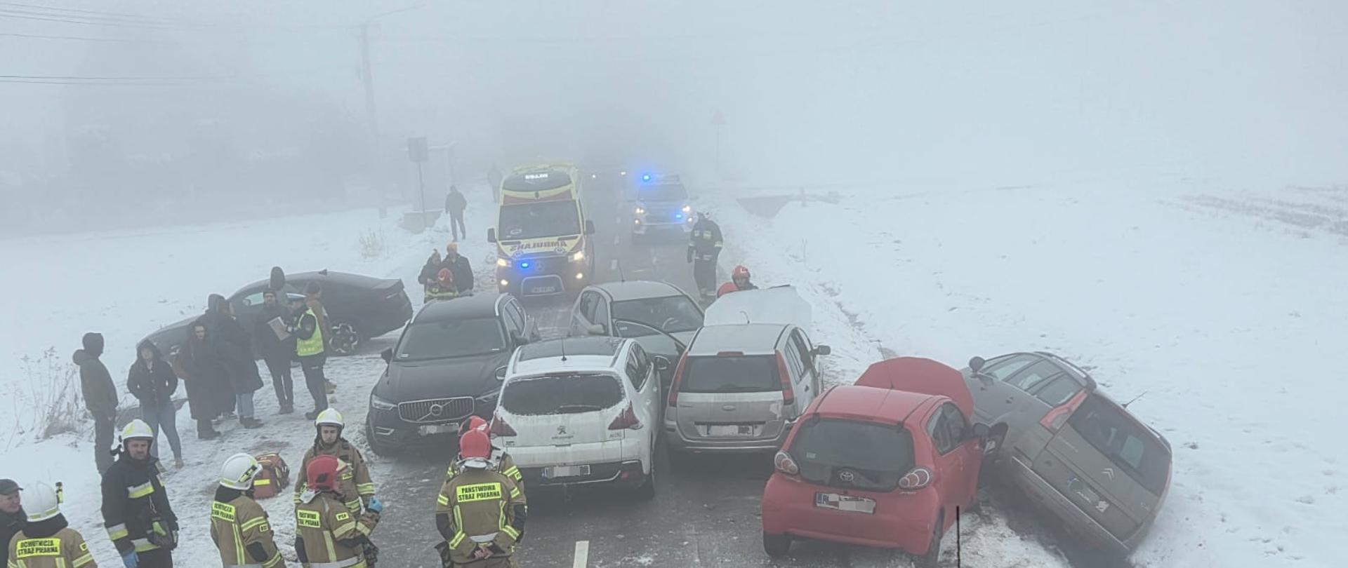 Widok z góry pojazdów biorących udział w wypadku.