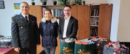 Zastępca Komendanta Miejskiego PSP w Siemianowicach Śląskich w pracownikiem cywilnym KM PSP w Siemianowicach Śląskich przekazali paczki świąteczne przedstawicielowi MOPS-u. Paczki przekazano w biurze MOPS-u.