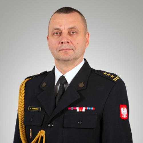 Zastępca Opolskiego Komendanta Wojewódzkiego PSP st. bryg. Arkadiusz KUŚMIERSKI w mundurze galowym.