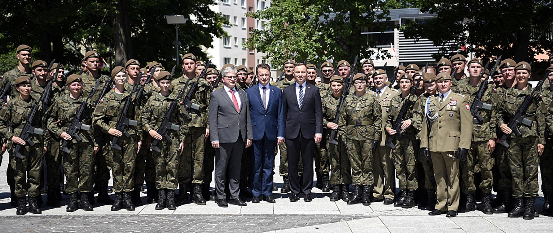 Zdjęcie prezydenta A. Dudy, ministra obrony narodowej Mariusza Błaszczaka z żołnierzami 3 Podkarpackiej Brygady Obrony Terytorialnej, którzy 5 lipca złożyli przysięgę wojskową w Nowej Dębie. 