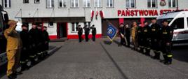 Uroczysta zbiórka funkcjonariuszy KP PSP w Makowie Mazowieckim wraz z pocztem sztandarowym.