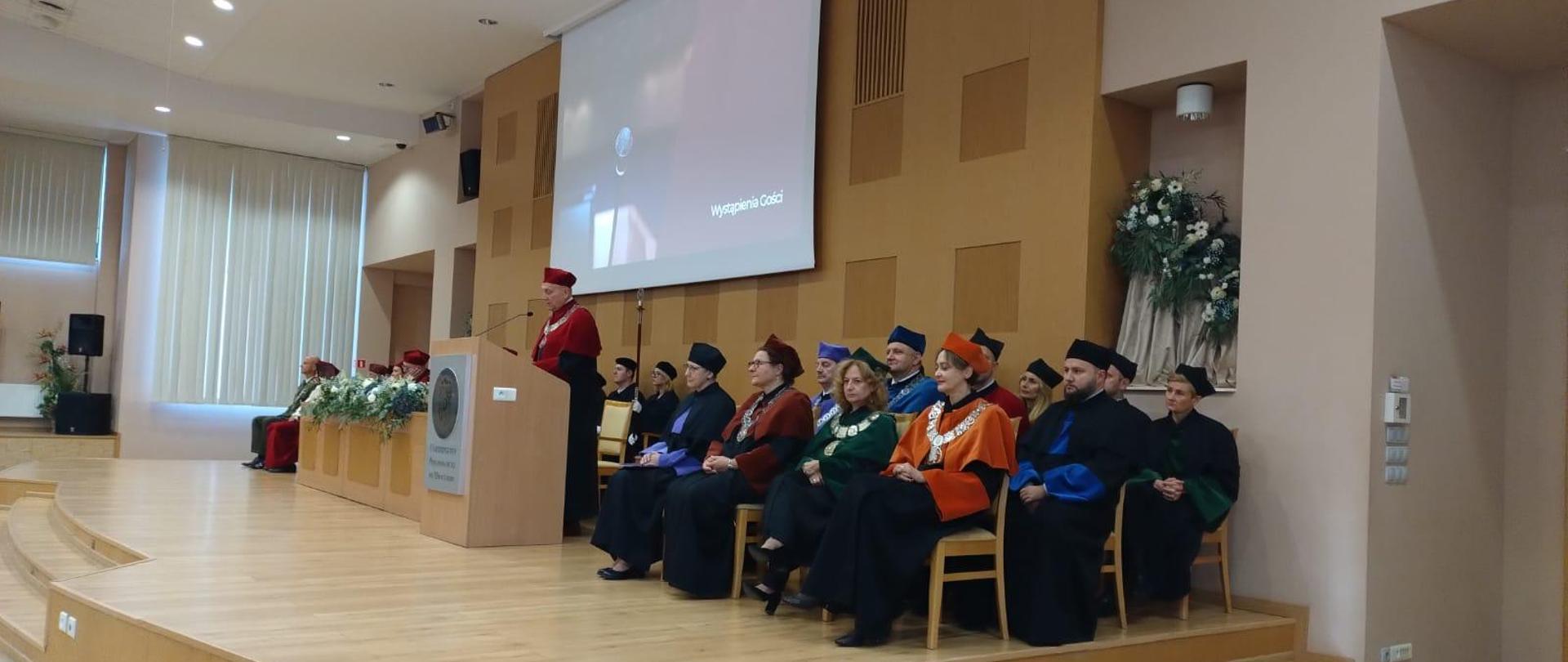 Uczestnicy wydarzenia siedzący na sali wykładowej.