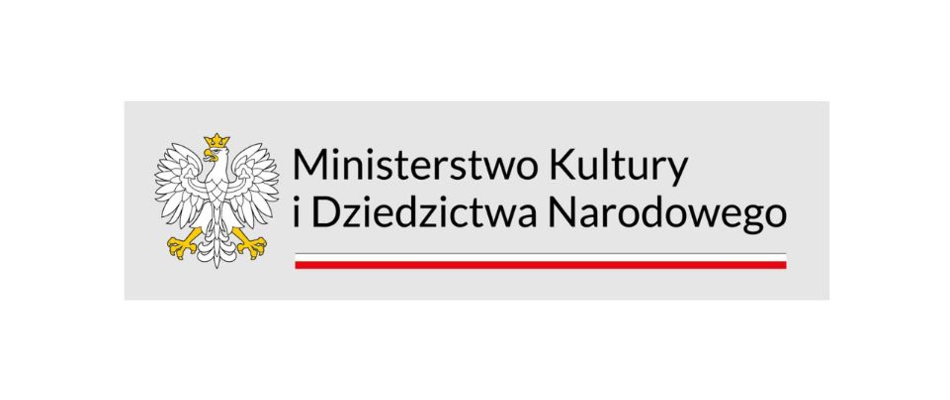 Grafika kolorowa. Logo Ministerstwa Kultury i Dziedzictwa Narodowego na białym tle. Po lewej stronie godło Rzeczypospolitej Polskiej – biały orzeł w koronie ze złotym dziobem i szponami. Po prawej stronie dwuwierszowy, czarny napis „Ministerstwo Kultury i Dziedzictwa Narodowego”. Pod napisem poziomy pasek w barwach Rzeczypospolitej Polskiej – górna linia szara, dolna szeroka czerwona.