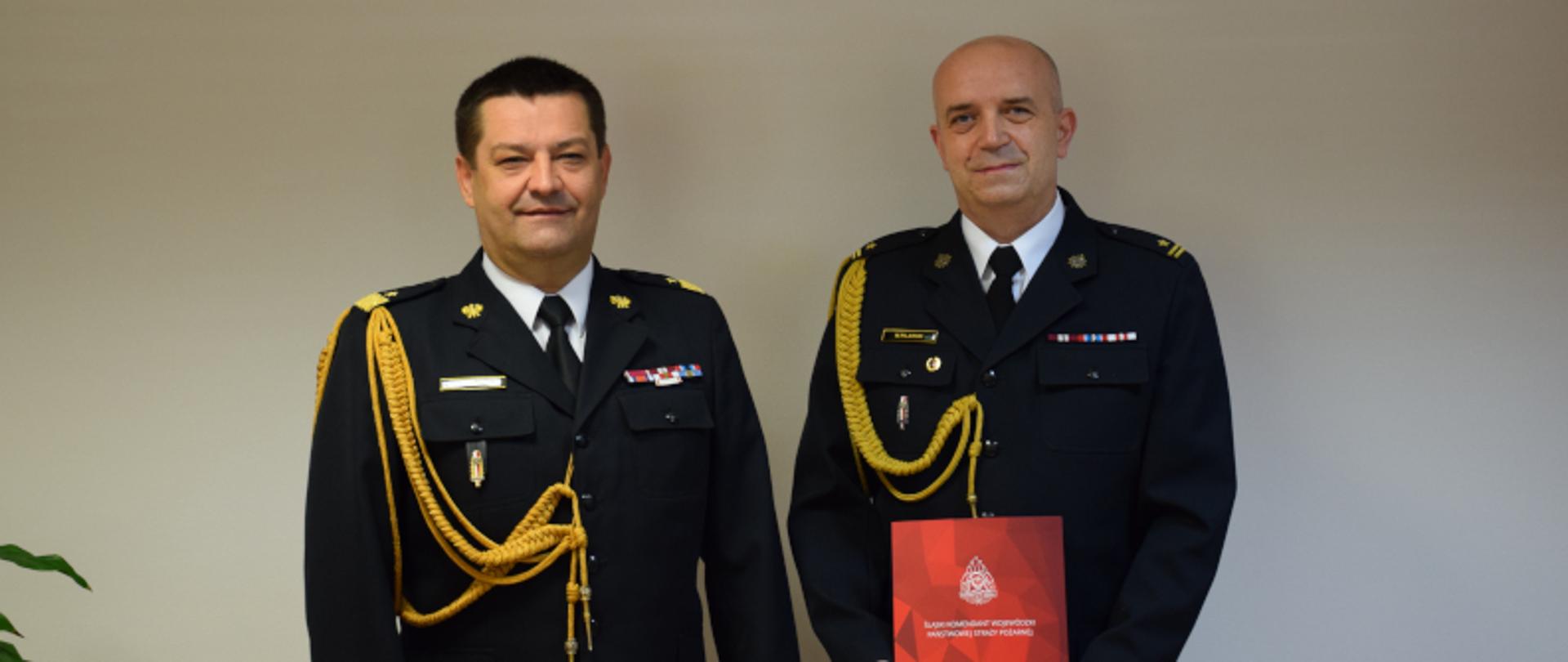 po lewej Śląski Komendant Wojewódzki PSP nadbryg. Jacek Kleszczewski, po prawej powołany na stanowisko Komendanta Miejskiego PSP mł. bryg. Marcin Pilarski trzymający w rękach decyzję o powołaniu 