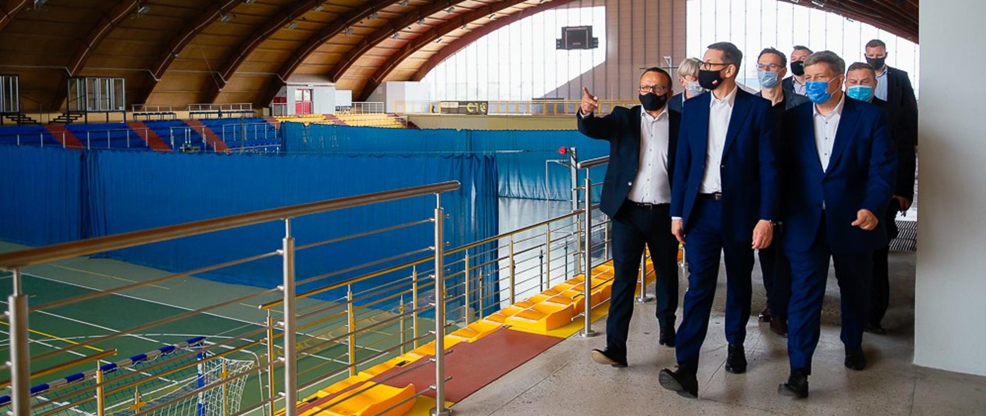 Premier ogląda inwestycję.