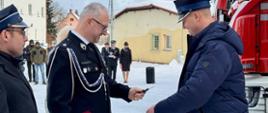Wojewoda przekazuje kluczyki do wozu strażakom