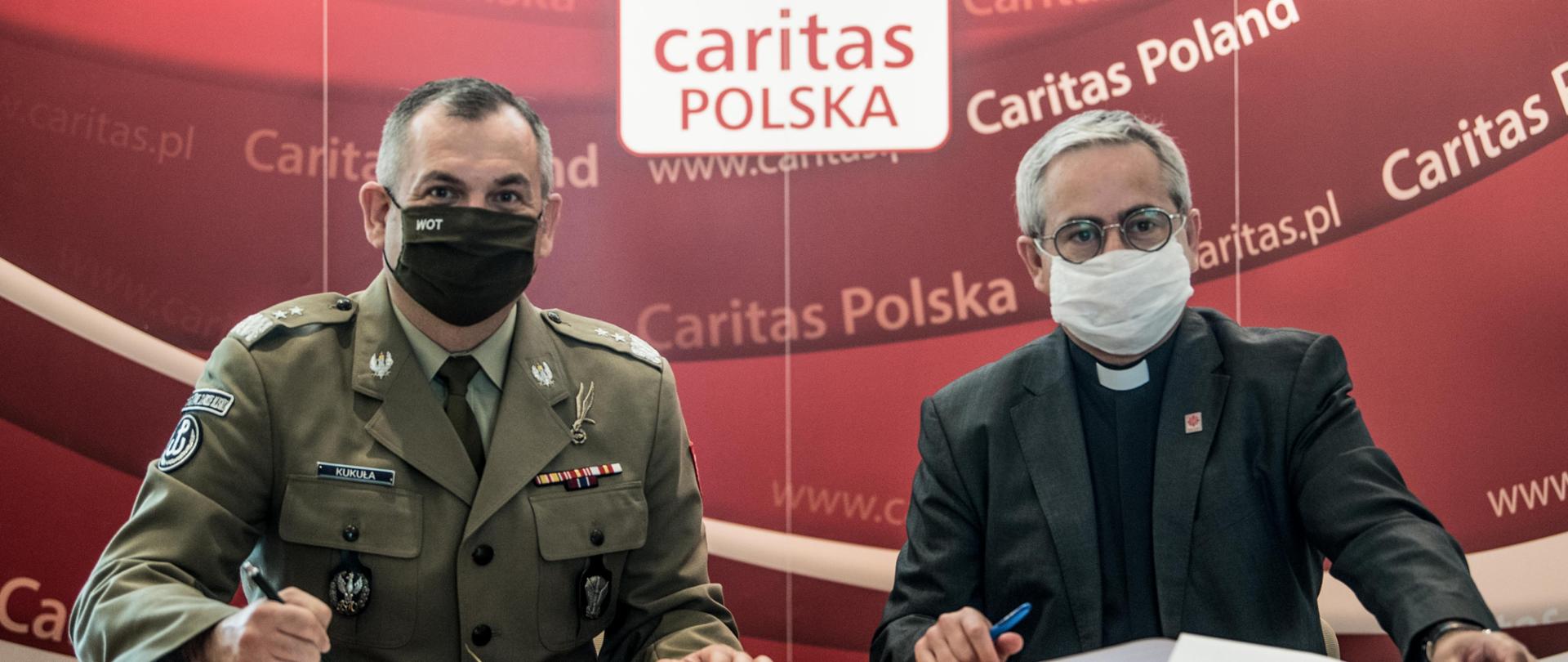 Podpisanie umowy pomiędzy Caritas , a WOT.
Fot. DWOT