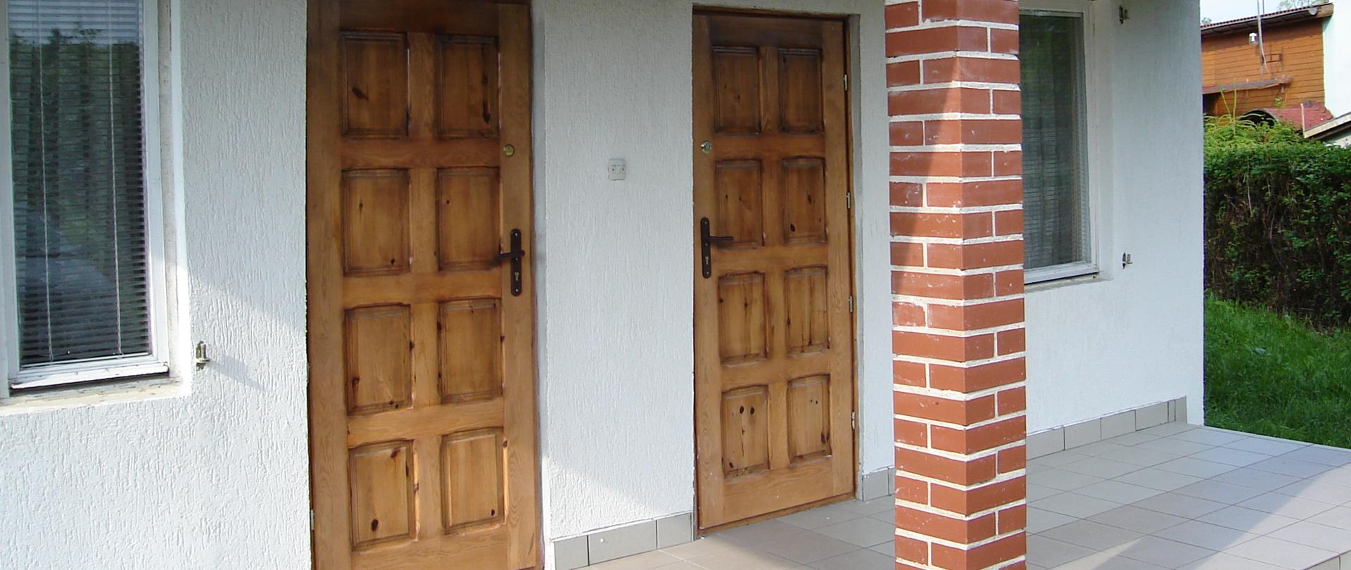 Na zdjęciu widzimy wejście do domku letniskowego