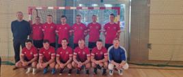 Na zdjęciu widzimy zawodników w futsalu z komendy PSP w leżajsku pozujących do zdjęcia grupowego.