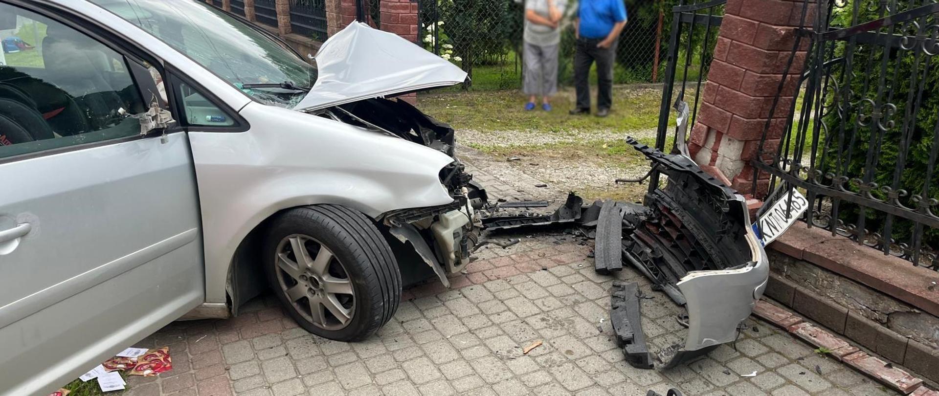 Samochód i uszkodzone ogrodzenie