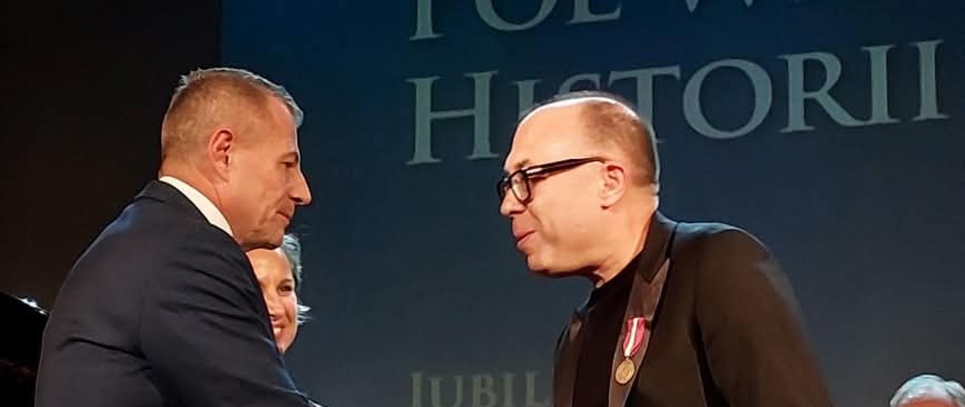 Wojewoda Dolnośląski wręczający medal nauczycielowi PSM.