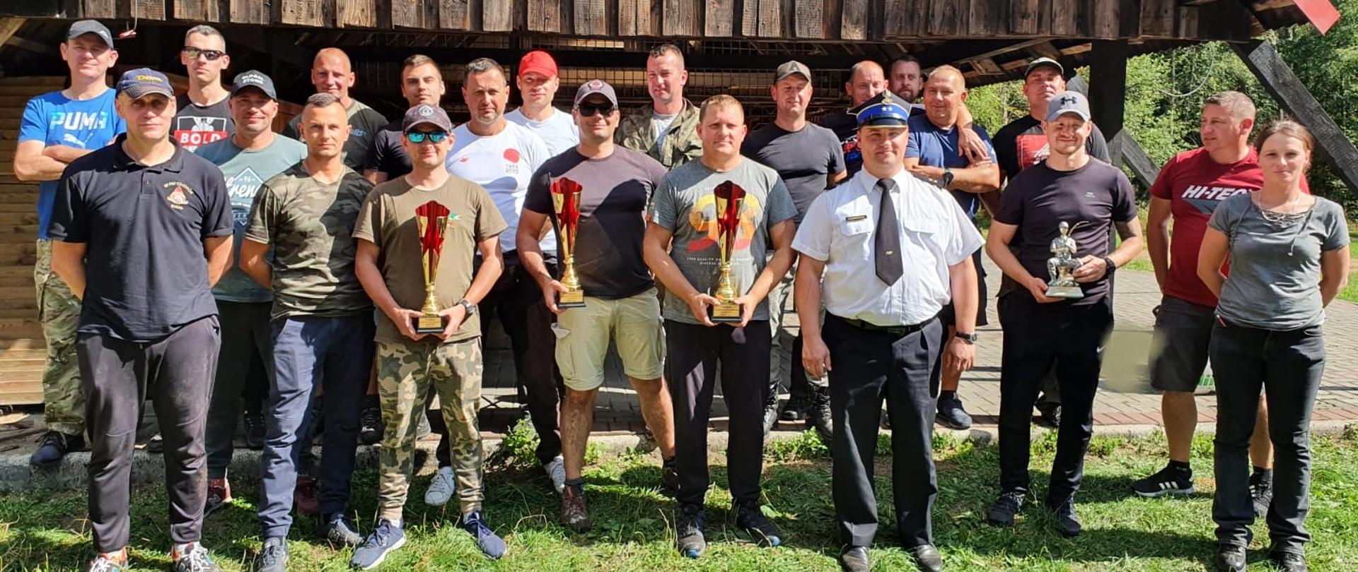 Drużyna z komendantem Powiatowym mł. kpt. Tomaszem Lewandowskim wspólne zdjęcie