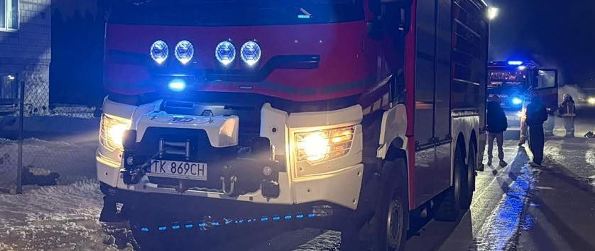 Na zdjęciu widoczne są samochody ratowniczo-gaśnicze.