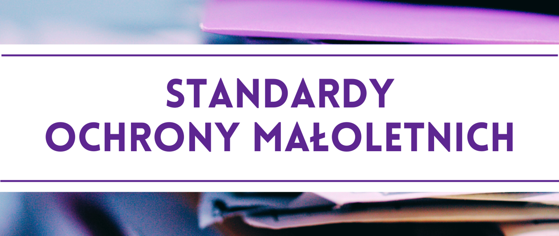 w centrum fioletowy napis: standardy ochrony małoletnich" na białym tle