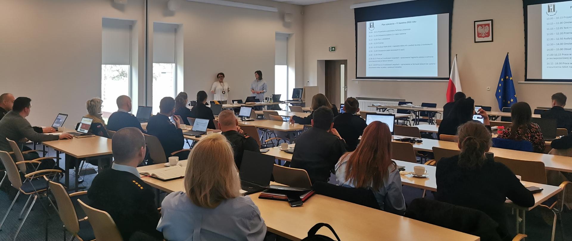 Uczestnicy szkolenia na sali.