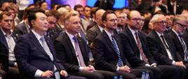 Na Sali od lewej siedzą prezydent RP Andrzej Duda, minister rozwoju i technologii Waldemar Buda, Marcin Przydacz, szef Biura Polityki Międzynarodowej Prezydenta RP, Grzegorz Piechowiak wiceminister rozwoju i technologii