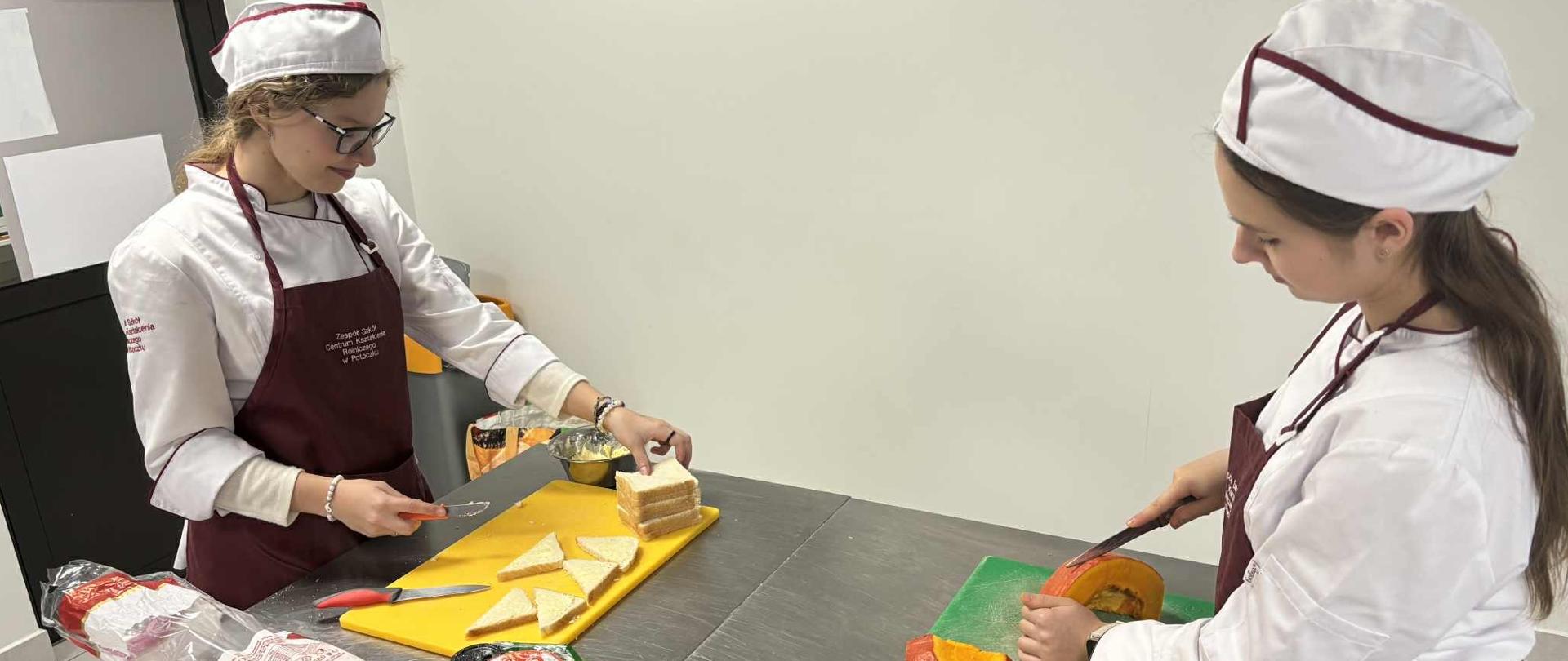 Uczennice Technikum żywienia i usług gastronomicznych przygotowujące potrawy na zajęciach praktycznych. Potoczek 27.01.2026